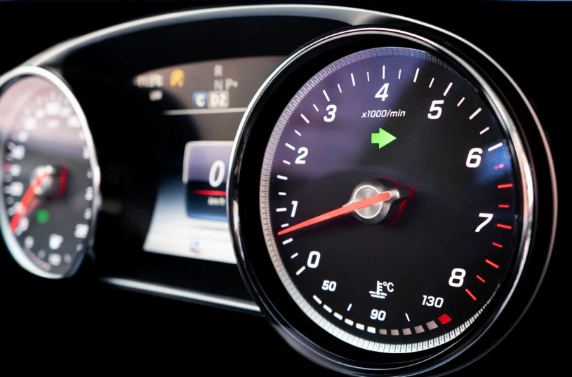 Kupujesz nowe auto, a już ma 400 km na liczniku. Ta marka robi to celowo