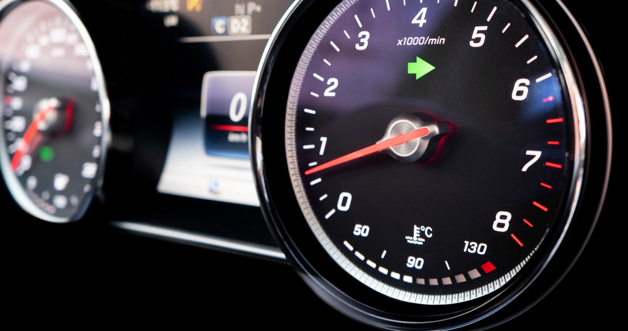 Kupujesz nowe auto, a już ma 400 km na liczniku. Ta marka robi to celowo