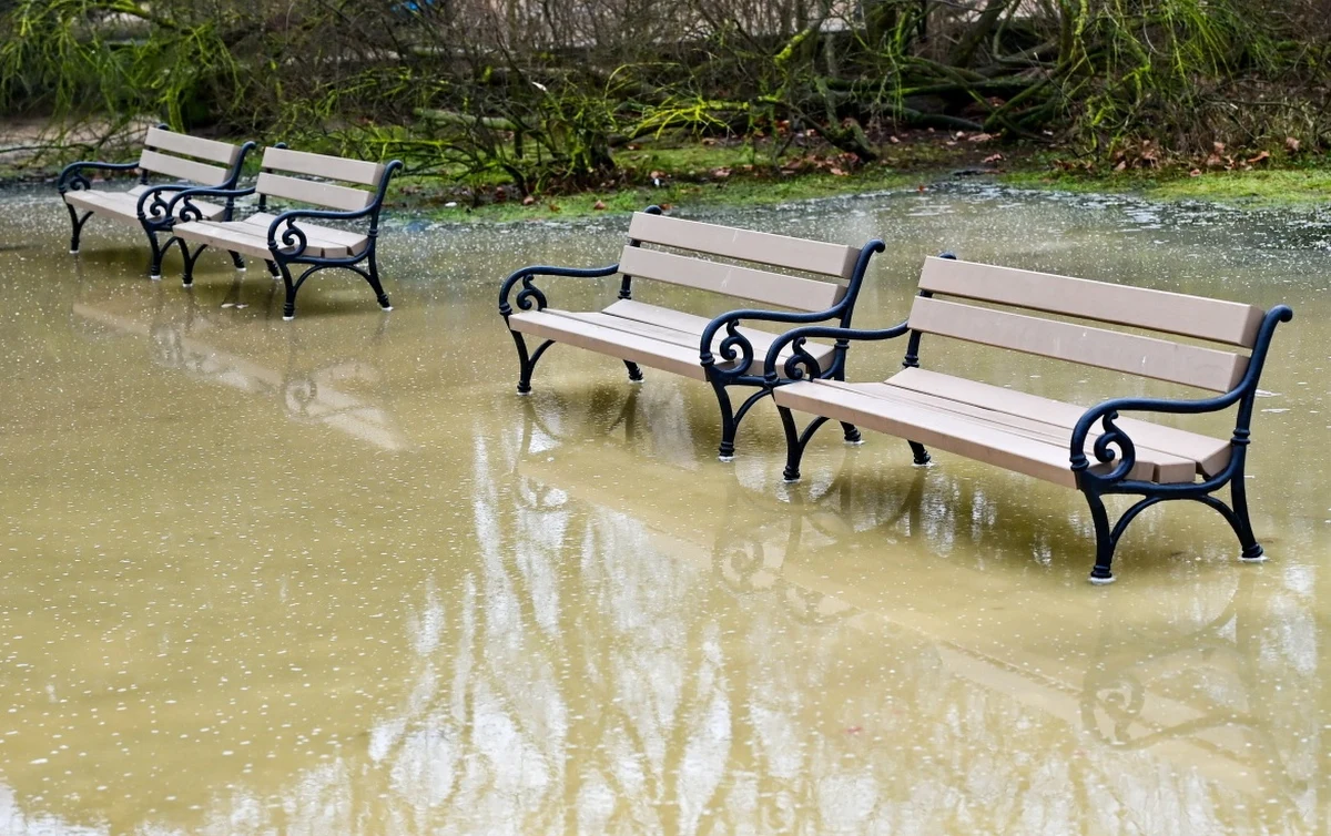 IMGW wydał ostrzeżenia hydrologiczne I i II stopnia dla 14 województw. Powodem są roztopy i możliwe przekroczenia stanów ostrzegawczych na rzekach. Alerty nie obowiązują jedynie w województwach wielkopolskim i lubuskim. Służby apelują o ostrożność w rejonach objętych ostrzeżeniami.
