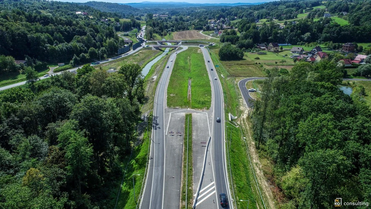 Nowa droga krajowa nr 75, zwana popularnie "sądeczanką", wkrótce stanie się rzeczywistością. Wiceminister infrastruktury Stanisław Bukowiec podpisał aneks do programu inwestycji, otwierając drogę do ogłoszenia przetargów na kolejne etapy tej wyczekiwanej inwestycji. „Dziś pokonanie blisko 50-kilometrowego odcinka zajmuje kierowcom godzinę, niekiedy nawet więcej. Nowa trasa będzie zajmować docelowo w komfortowych warunkach ok. 30 minut” – zapowiada Bukowiec. 