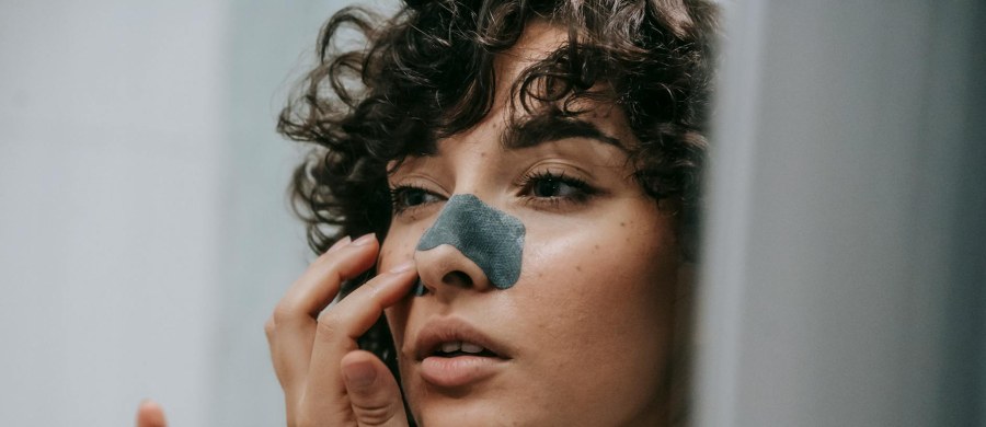 Zima to dla naszej skóry czas ekstremalnego wyzwania. Przez kilka miesięcy musiała stawiać czoła nie tylko mrozom i porywistym wiatrom, ale przede wszystkim drastycznym zmianom temperatur oraz suchemu powietrzu w ogrzewanych pomieszczeniach. Efektem tego "trybu przetrwania" jest często tzw. zimowy wygląd skóry: jej powierzchnia staje się szorstka, koloryt ziemisty, a dotychczas sprawdzona pielęgnacja przestaje przynosić efekty.