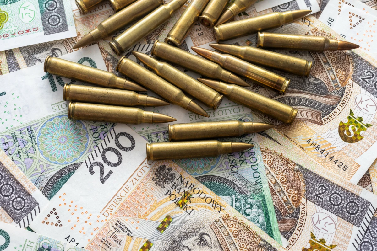 Politycy Prawa i Sprawiedliwości zapowiedzieli złożenie wniosku do szefa CBA o wszczęcie procedury wyjaśniającej w sprawie domniemanych planów przekazania części środków z unijnego programu SAFE prywatnej spółce Polska Amunicja, kierowanej przez byłego polityka KO i PiS Pawła Poncyljusza. Rząd odpiera zarzuty, podkreślając, że decyzje o dofinansowaniu jeszcze nie zapadły.