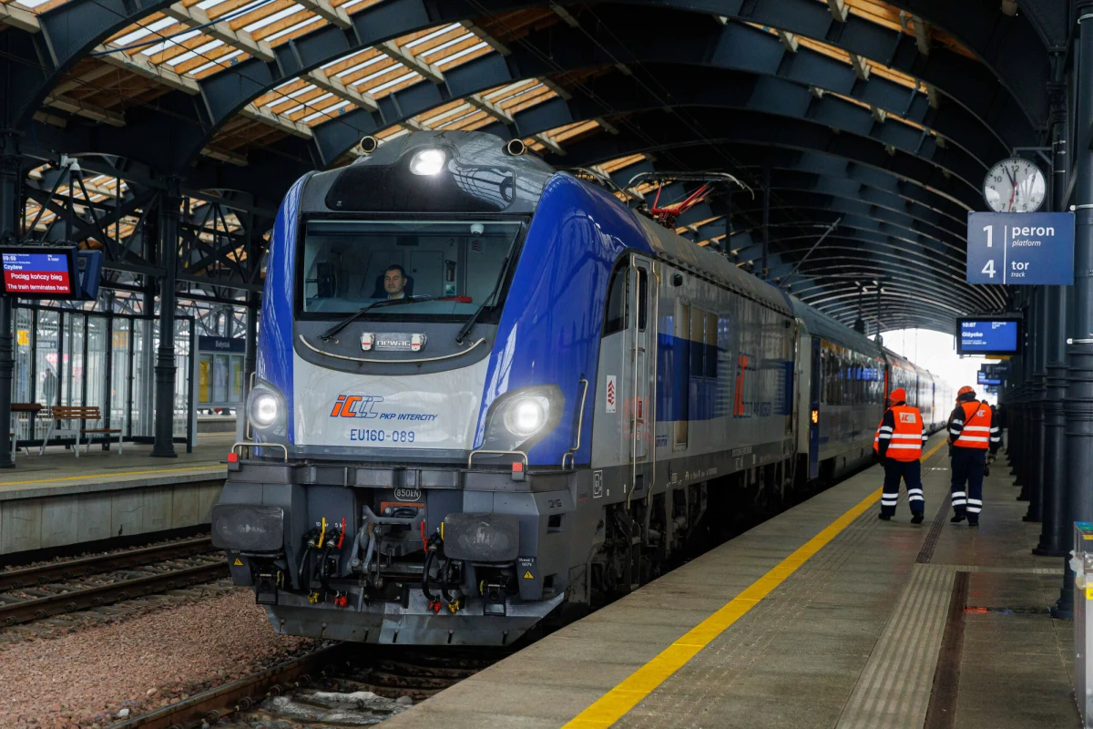 ​Nowoczesne zaplecze utrzymaniowe ma powstać w Białymstoku w ramach ogłoszonej w poniedziałek inwestycji kolejowej. PKP Intercity zapowiada, że zbudowana zostanie m.in. hala do przeglądów i napraw pociągów.