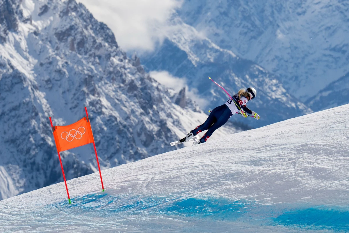 Amerykańska narciarka Lindsey Vonn przyznała, że omal nie straciła lewej nogi po wypadku, jakiego doznała podczas zjazdu kobiet w tegorocznych igrzyskach olimpijskich Mediolan-Cortina. 41-letnia zawodniczka zdradziła, że dzięki szybkiej reakcji lekarza uniknęła amputacji, grożącej jej w wyniku schorzenia, które pojawiło się w następstwie wypadku.