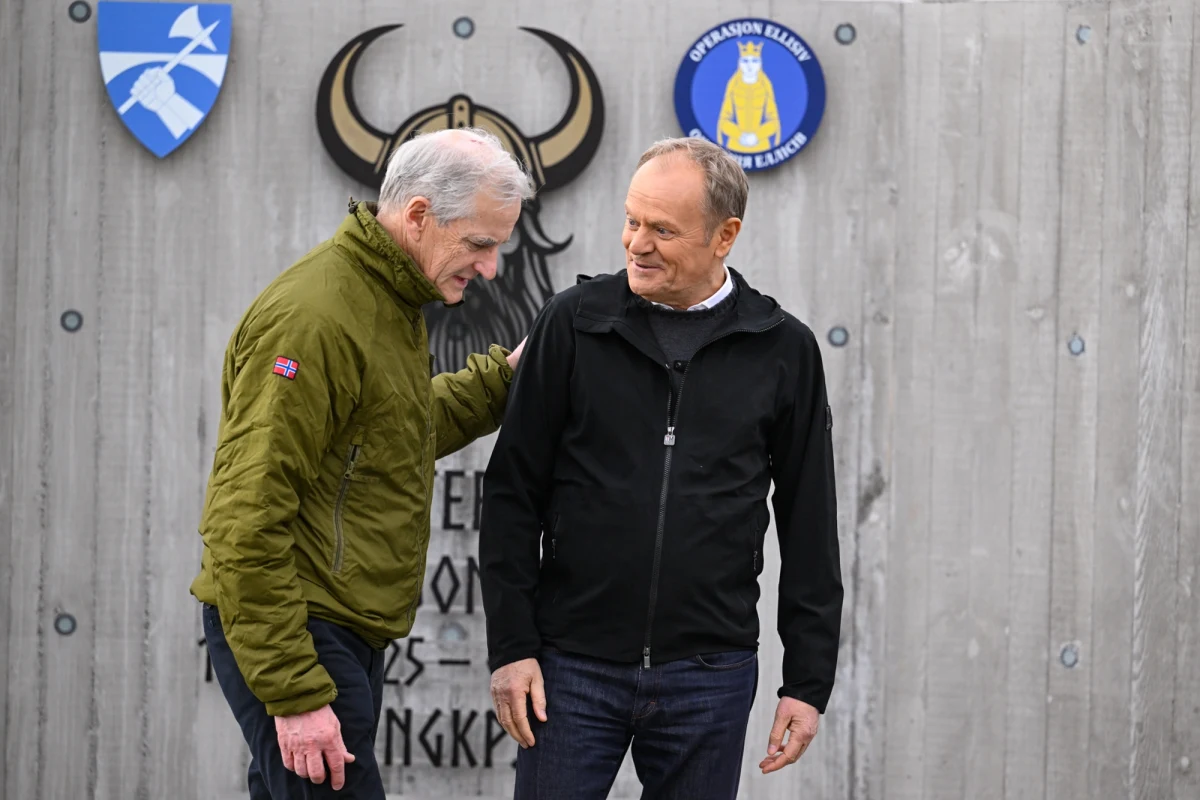 Pogłębienie, także formalne, współpracy Polski i Norwegii zapowiedział premier Donald Tusk po spotkaniu z norweskim premierem Jonasem Gahrem Storem. Szef rządu był też pytany przez dziennikarzy o program SAFE. "Prezydencie, podpisuj i nie ma co tutaj zwlekać i dyskutować, bo od tego zależy los przyszłości bezpiecznej Polski i dziesiątek i setek firm w kraju" - zaapelował w tej kwestii do Karola Nawrockiego.