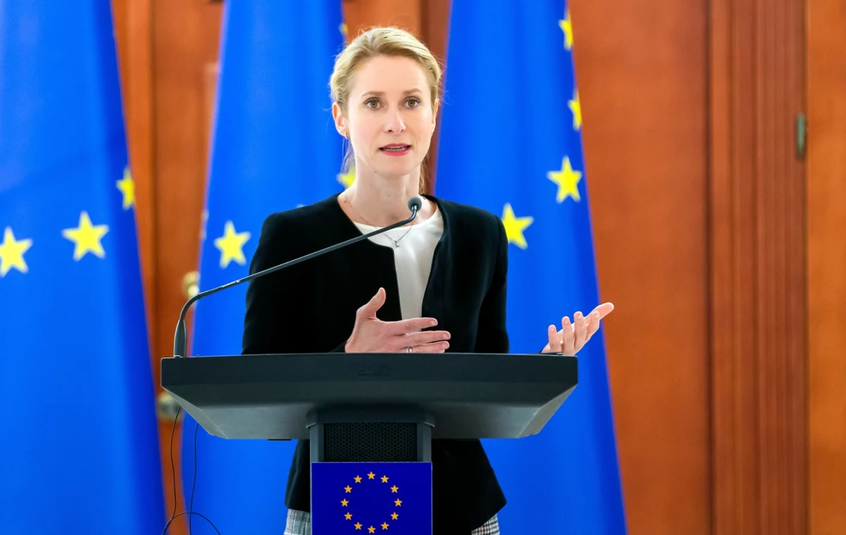 Szefowa unijnej dyplomacji Kaja Kallas poinformowała o ograniczeniu liczby rosyjskich dyplomatów przy UE oraz zapowiedziała dalsze sankcje i restrykcje wobec Moskwy. W Brukseli trwają także prace nad zakazem wjazdu dla byłych rosyjskich żołnierzy do strefy Schengen.