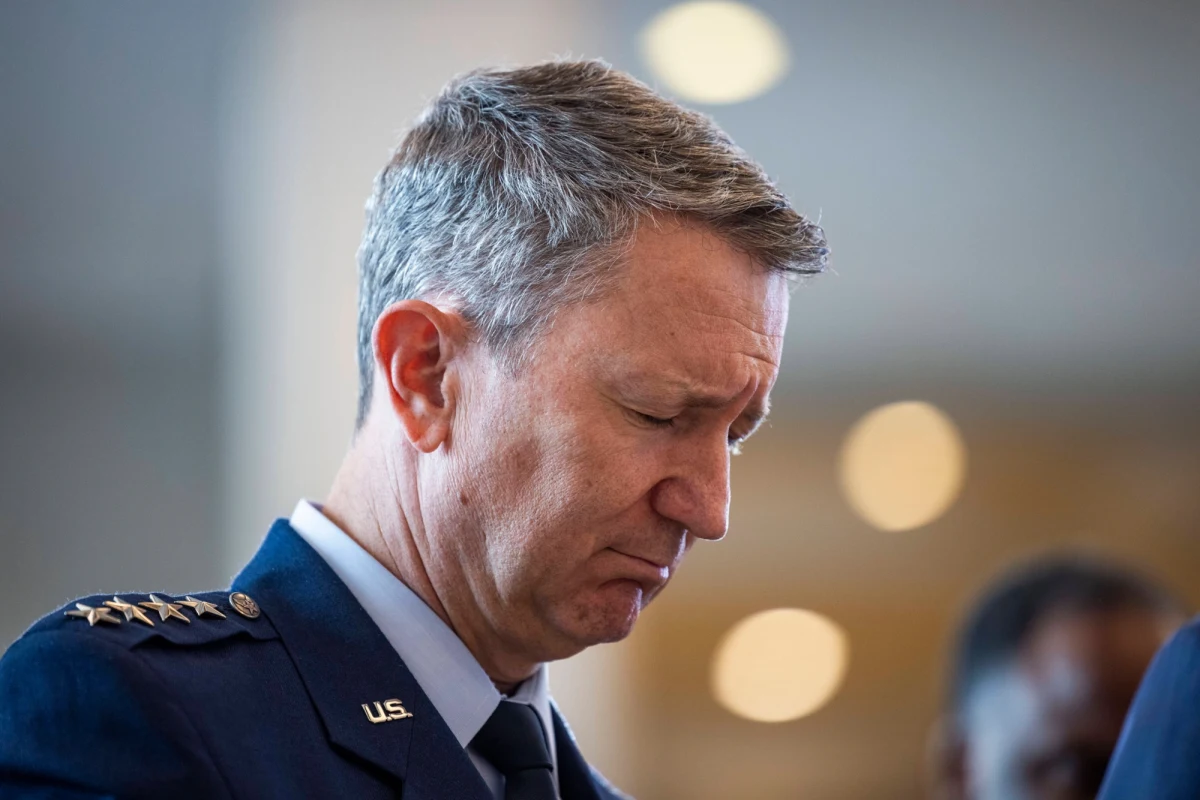 Najwyższy rangą wojskowy USA, gen. Dan Caine ostrzega prezydenta Donalda Trumpa przed ryzykiem przedłużającego się konfliktu, jeśli zdecyduje się na atak na Iran - podaje portal Axios. Według portalu sam Trump skłania się ku użyciu siły.