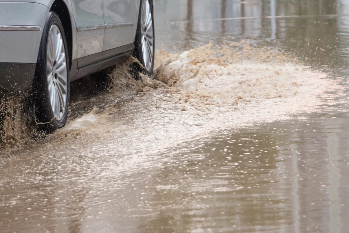 W poniedziałkowy wieczór doszło do poważnych utrudnień na drodze ekspresowej S6. Odcinek między węzłami Karwice a Sławno Zachód został całkowicie zablokowany z powodu rozległych zastoisk wody powstałych w wyniku roztopów. Kierowcy muszą korzystać z objazdu prowadzącego starym przebiegiem drogi krajowej nr 6. Utrudnienia mogą potrwać nawet kilkanaście godzin.