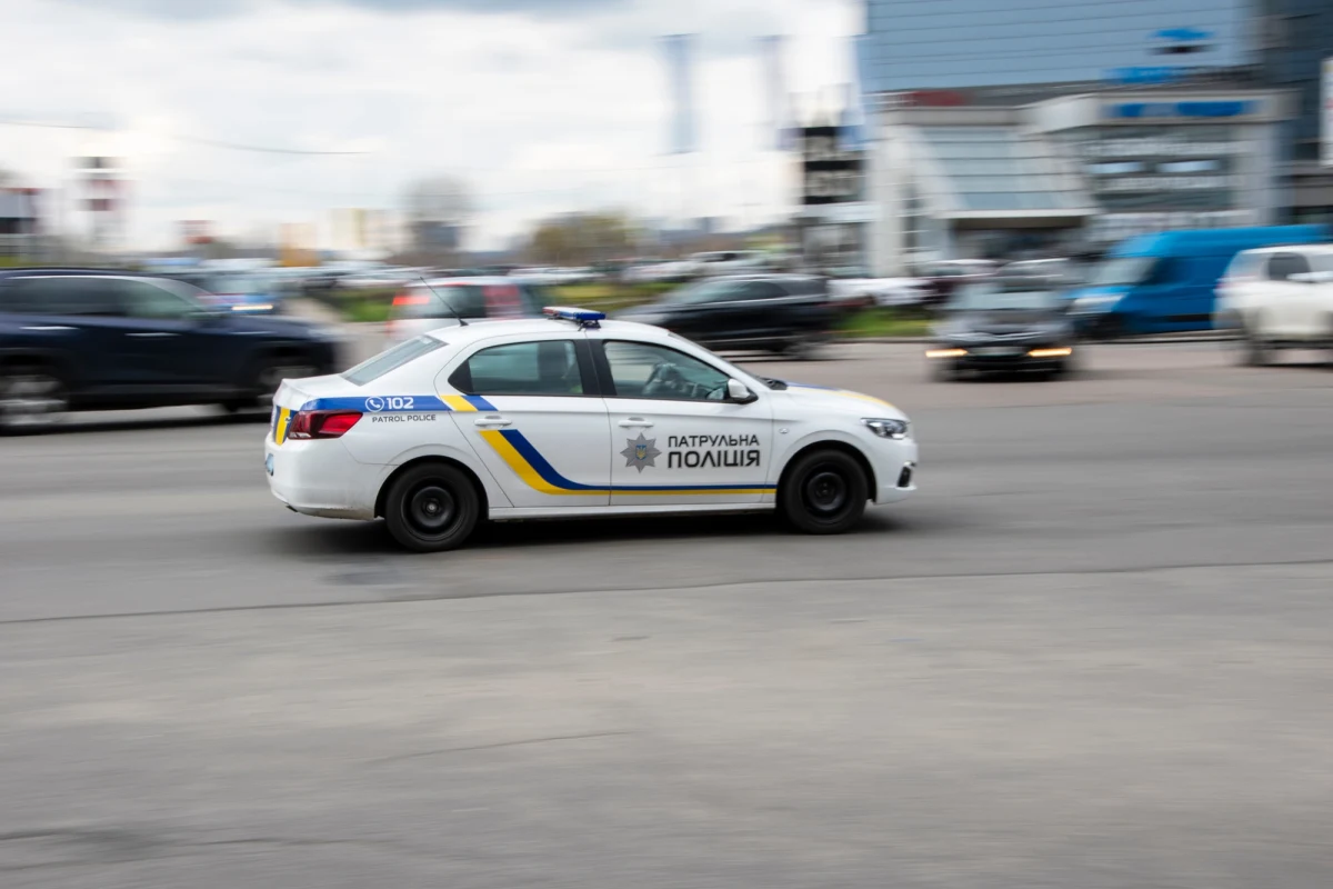 W poniedziałkowy wieczór w Mikołajowie doszło do wybuchu improwizowanego ładunku wybuchowego na terenie nieczynnej stacji benzynowej. W wyniku eksplozji rannych zostało pięciu funkcjonariuszy policji, z których jeden walczy o życie. Służby podejrzewają, że był to zamach terrorystyczny.