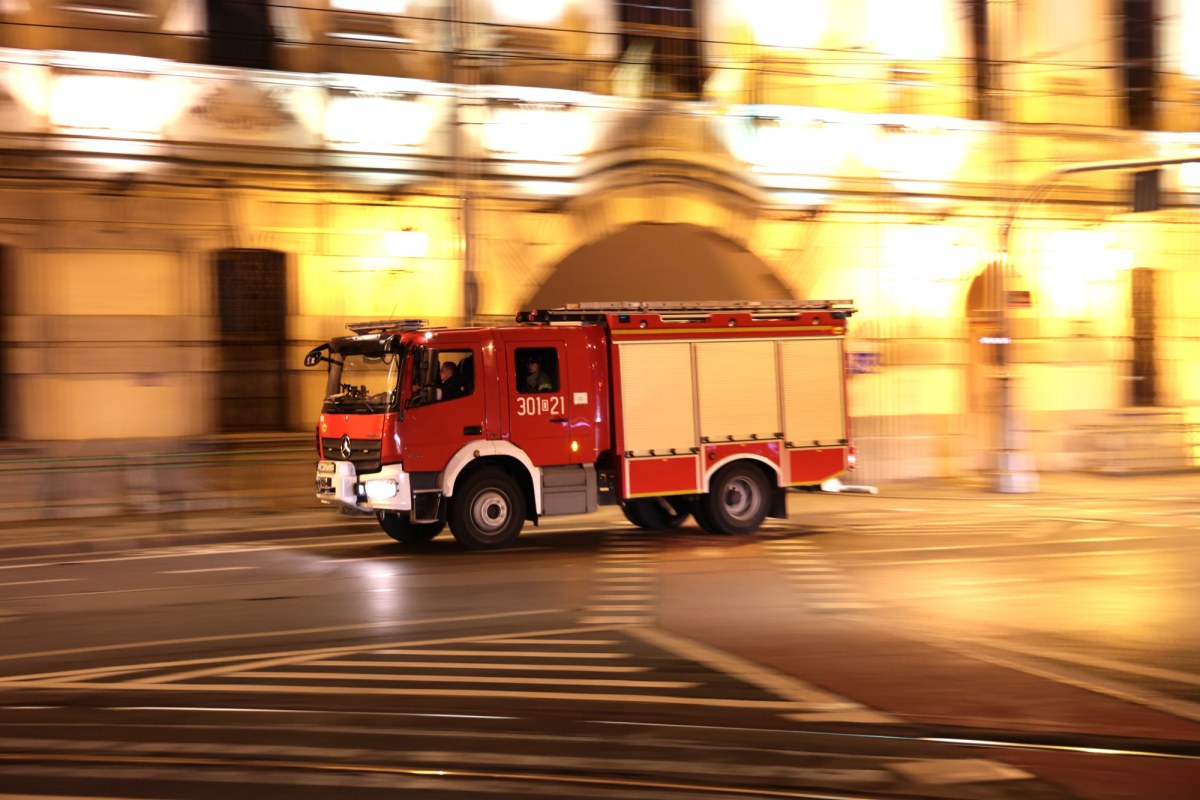 W nocy wybuchł pożar w bloku. Zginęła jedna osoba