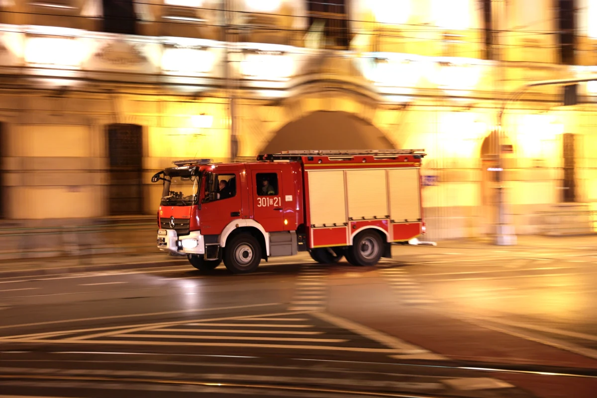 ​Jedna osoba zginęła w nocnym pożarze bloku w miejscowości Niedźwiedzie w powiecie piskim w województwie warmińsko-mazurskim. Z żywiołem walczyło 12 zastępów straży pożarnej. Informacje o tym zdarzeniu otrzymaliśmy na Gorącą Linię RMF FM. 
