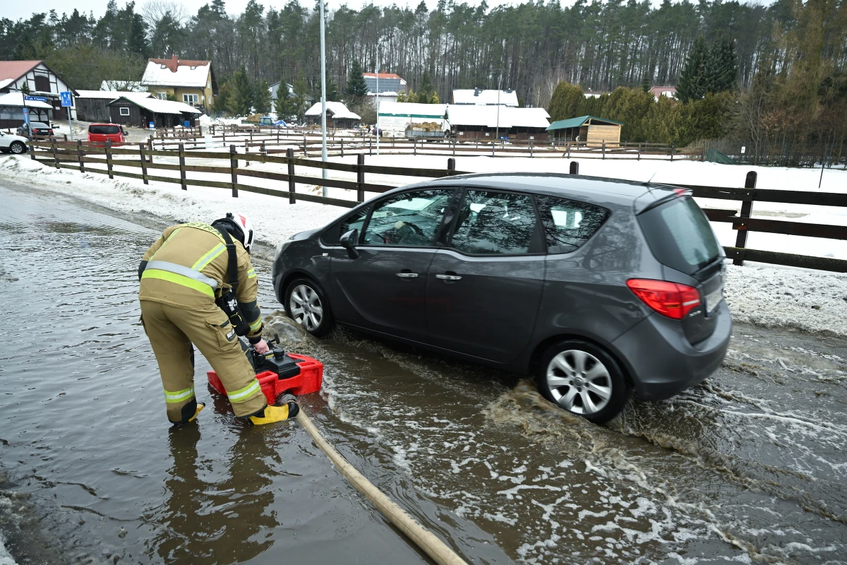 Do wtorkowego wieczora obowiązują wydane przez Instytut Meteorologii i Gospodarki Wodnej ostrzeżenia przed roztopami. Obejmują one m.in. północno-wschodnią część Polski oraz kilka powiatów na południu kraju. Wiceminister spraw wewnętrznych Wiesław Szczepański zapewnił, że mogą pojawić się lokalne podtopienia, ale nie ma obaw, że rzeki wyleją. 