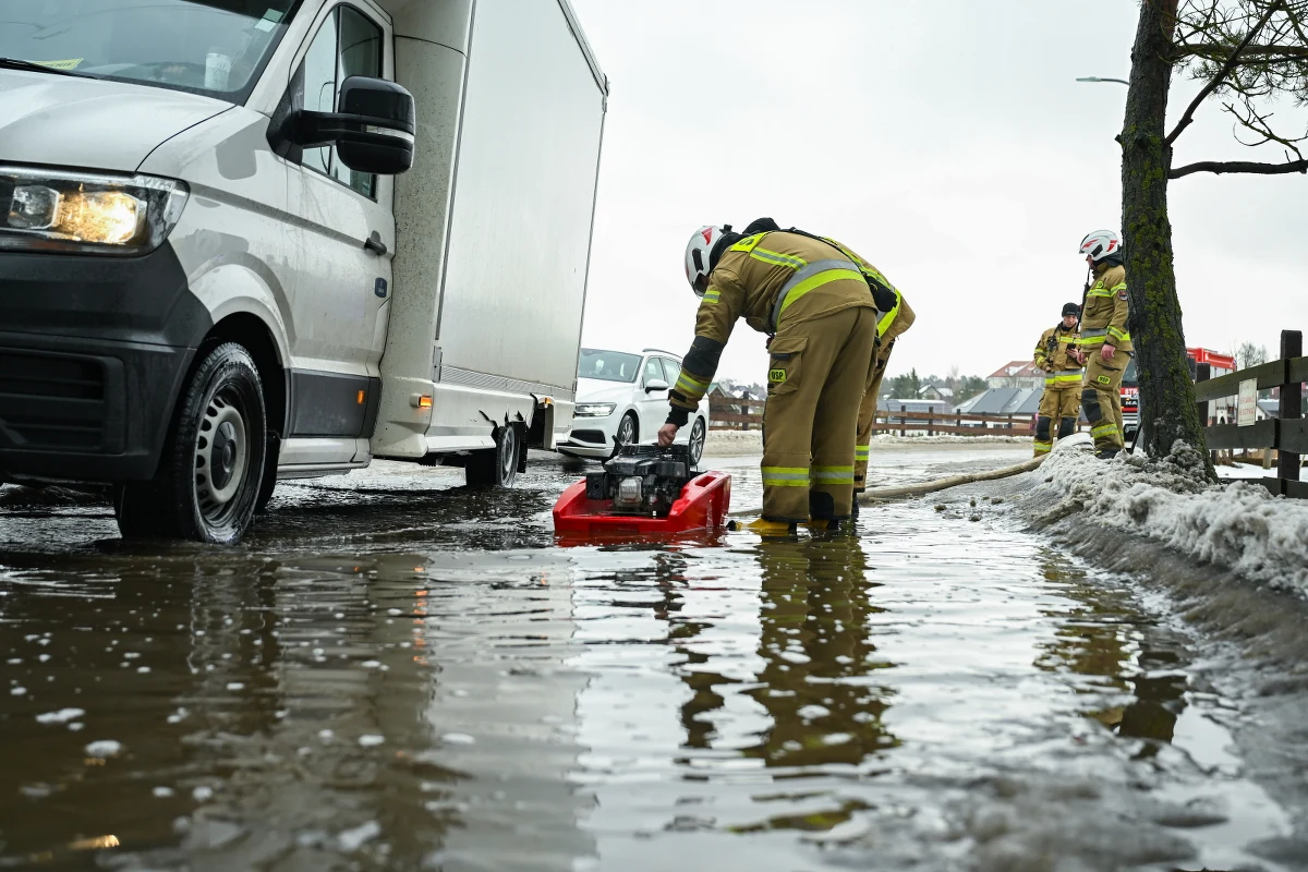 Ponad 320 interwencji straży pożarnej, zalane domy, drogi i godziny nieustannej walki z żywiołem – tak wyglądała ostatnia doba na Pomorzu. Najtrudniejsza sytuacja panowała w powiatach człuchowskim, chojnickim i wejherowskim, gdzie akcje ratunkowe trwały nawet przez całą noc.