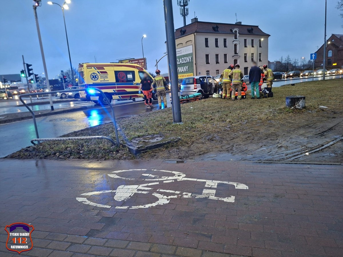 Groźny wypadek w Tychach. Karetka zderzyła się z autem osobowym
