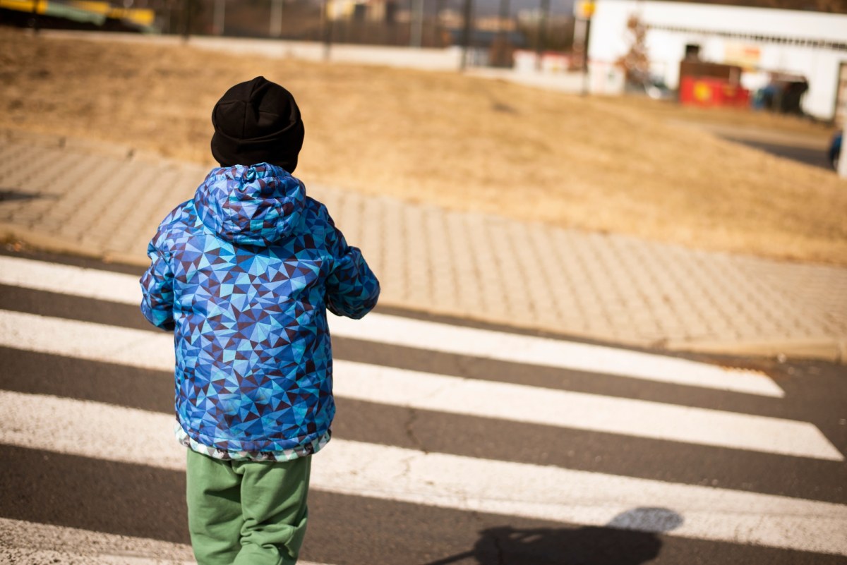 Pięciolatek samotnie błąkał się po mieście. Ojciec zostawił go śpiącego w aucie