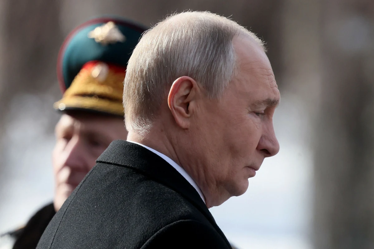 "Przedstawiciele europejskich służb wywiadowczych ostrzegają, że Rosja skupuje nieruchomości w pobliżu baz wojskowych i ważnej infrastruktury w całej Europie, potencjalnie tworząc sieć obiektów, które mogłyby zostać wykorzystane do celów inwigilacji, sabotażu czy ataków w przypadku eskalacji agresji" - informuje brytyjski dziennik "The Telegraph".