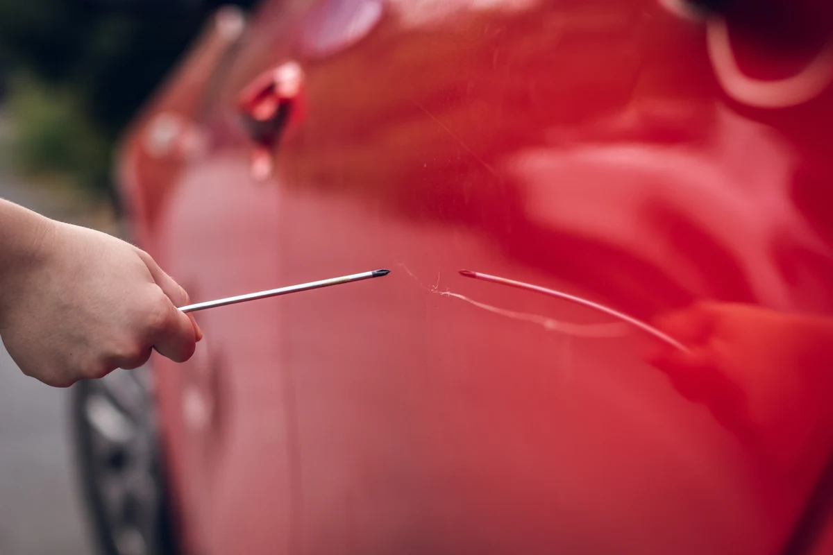 Przez prawie dwa miesiące na jednym z osiedli w Nowym Sączu właściciele samochodów parkujących pod blokami zaczęli zauważać głębokie rysy, zadrapania, uszkodzenia lakieru na karoseriach swoich pojazdów. Jak się okazało, sprawcą był 74-letni mieszkaniec miasta, który w związku ze sprawą usłyszał aż 31 zarzutów. Natomiast straty jakie wyrządził, sięgnęły 116 tysięcy złotych.