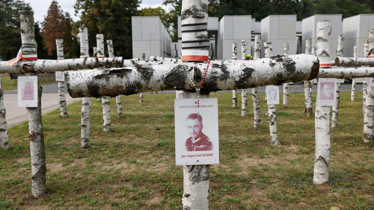 Narodowy Dzień Pamięci Żołnierzy Wyklętych, obchodzony 1 marca, to jedno z najważniejszych świąt państwowych upamiętniających polskich bohaterów XX wieku. Ustanowione w 2011 roku przez Sejm RP, ma na celu oddanie hołdu żołnierzom podziemia niepodległościowego, którzy po zakończeniu II wojny światowej nie złożyli broni i kontynuowali walkę o wolną Polskę, sprzeciwiając się narzuconej przez Związek Radziecki władzy komunistycznej. Data 1 marca nie jest przypadkowa - tego dnia w 1951 roku w więzieniu na warszawskim Mokotowie zamordowano przywódców IV Zarządu Zrzeszenia "Wolność i Niezawisłość", jednej z najważniejszych organizacji antykomunistycznych.