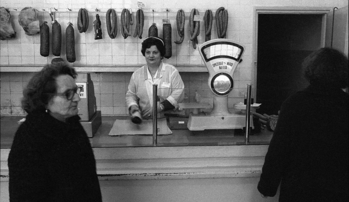 28 lutego 1981 roku w Polsce wprowadzono ogólnokrajowy system kartek na mięso i jego przetwory. Był to jeden z najbardziej charakterystycznych symboli kryzysu gospodarczego lat 80. w PRL. System kartkowy, który miał być rozwiązaniem tymczasowym, towarzyszył Polakom przez ponad osiem lat, wpływając na codzienne życie milionów obywateli.