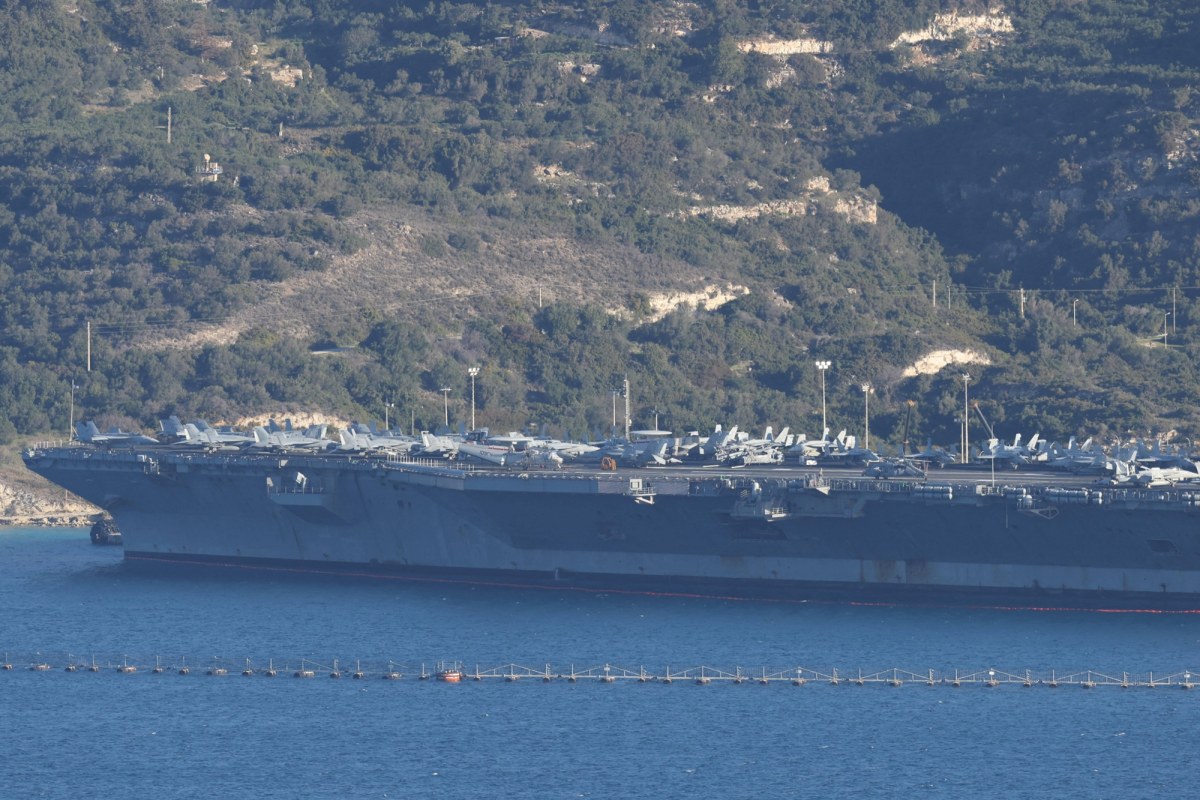 Największy na świecie lotniskowiec zawinął na Kretę. To istna morska forteca