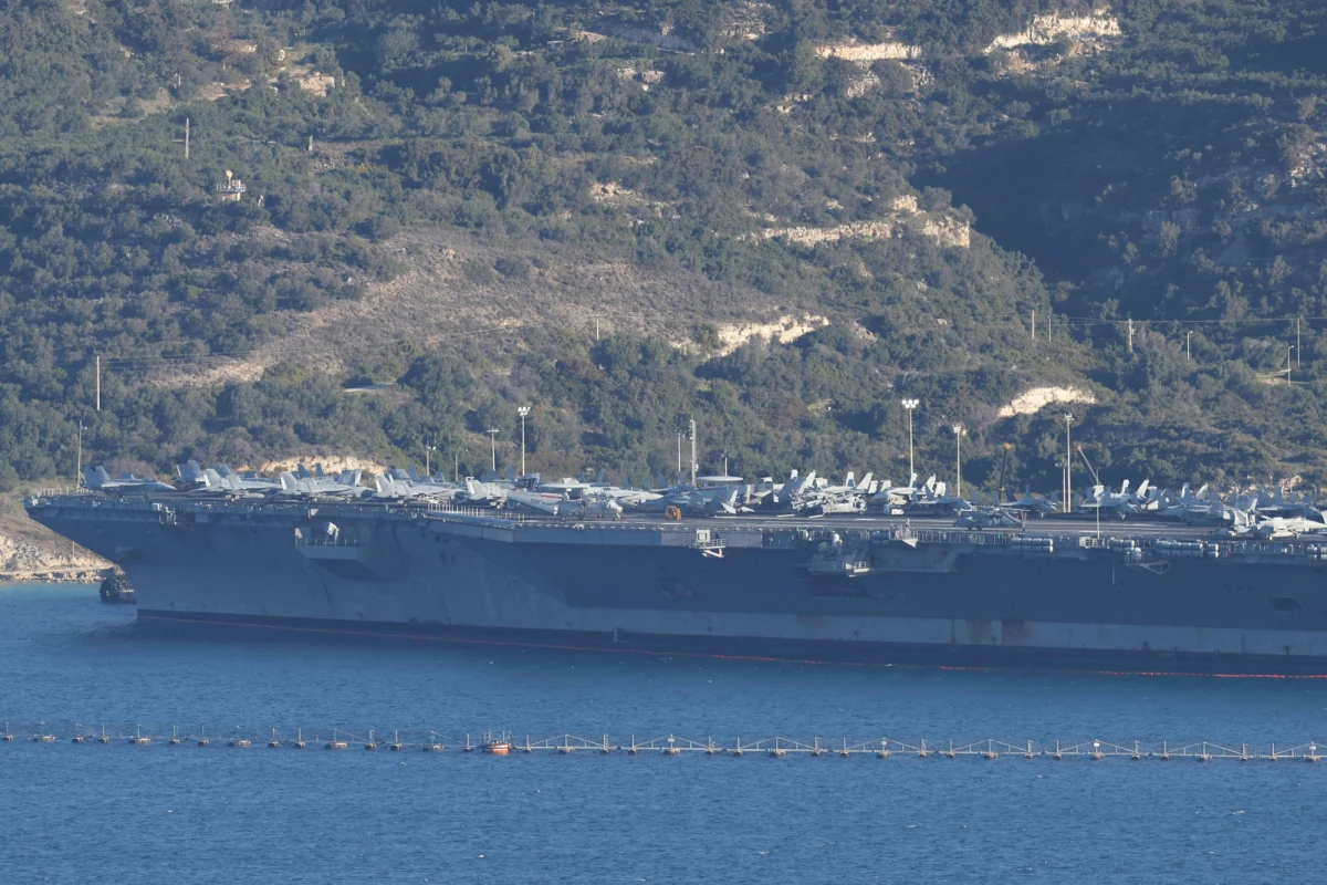 Największy i najnowocześniejszy lotniskowiec świata, USS Gerald R. Ford, wpłynął do Zatoki Souda na greckiej Krecie. Wizyta amerykańskiego kolosa na Morzu Śródziemnym odbywa się w cieniu rosnących napięć wokół irańskiego programu atomowego i militarnych demonstracji siły ze strony USA