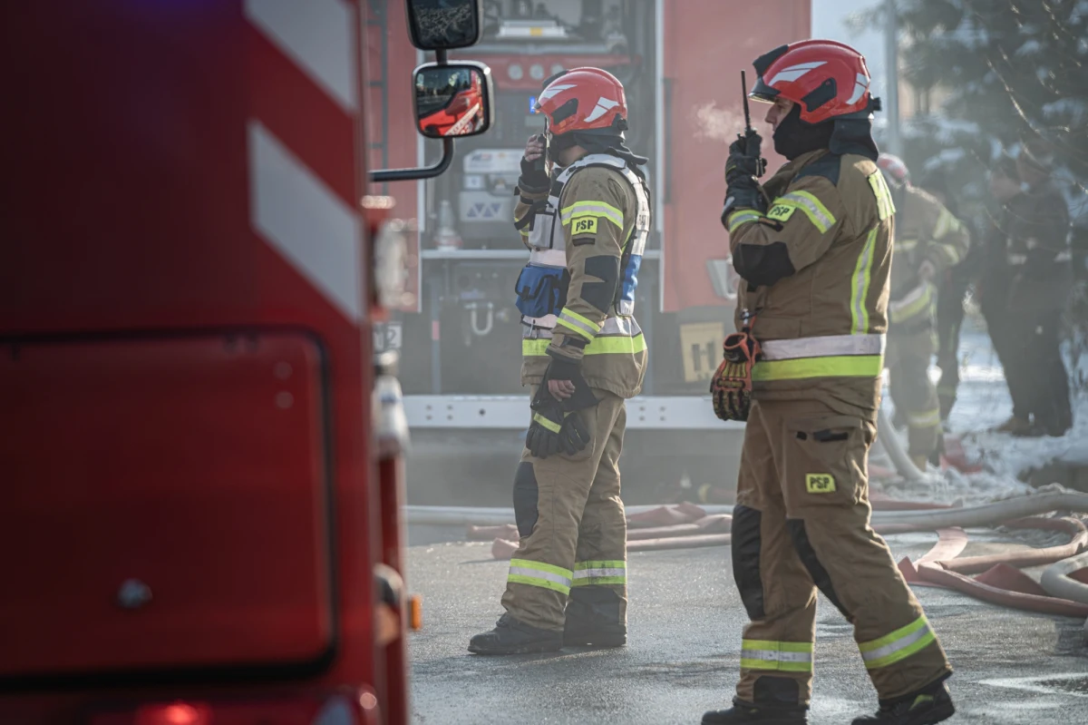 Na terenie jednego z zakładów chemicznych w Sochaczewie (woj. mazowieckie) doszło do rozszczelnienia cysterny przewożącej chlorek żelaza. Na miejscu pojawiły się służby ratunkowe, które zabezpieczają teren. 