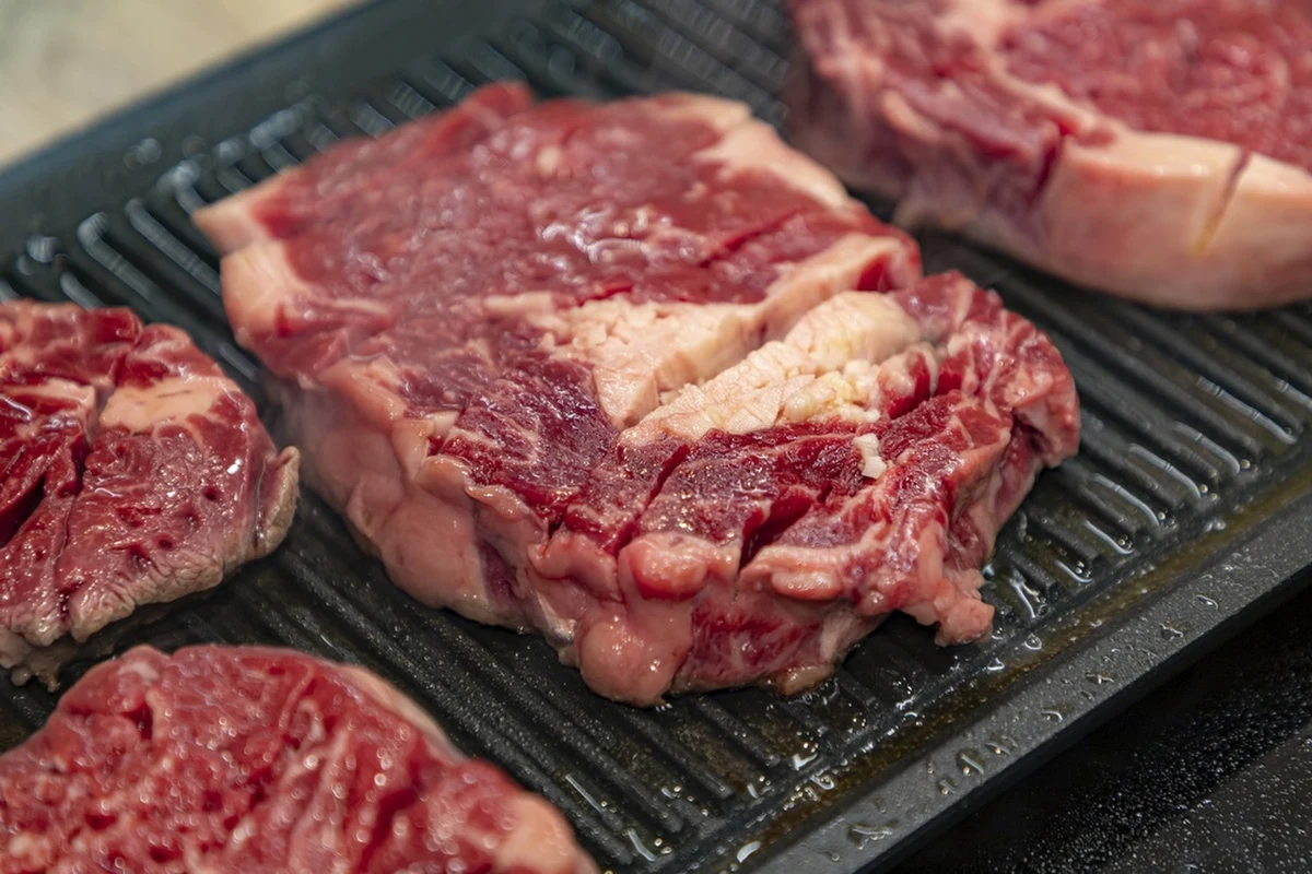 Komisja Europejska zaostrza kontrole brazylijskiej wołowiny po wykryciu partii mięsa z hormonem wzrostu niedozwolonym w Unii Europejskiej. „Komisja zwróciła się już do wszystkich punktów kontroli granicznej UE o zwiększenie częstotliwości kontroli fizycznych mięsa importowanego z Brazylii. Będzie to kontynuowane do czasu rozwiązania problemu” - przekazała brukselskiej korespondentce RMF FM Katarzynie Szymańskiej-Borginon rzeczniczka KE. 