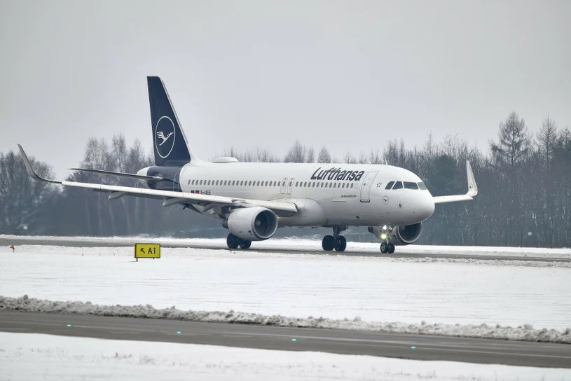 Horror na lotnisku. 600 pasażerów spędziło całą noc w samolotach