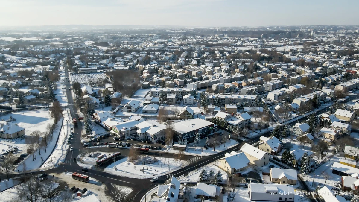 Gruntowna przebudowa ulicy Robotniczej na osiedlu Zalesie w Rzeszowie już wkrótce stanie się faktem. Inwestycja ma na celu poprawę bezpieczeństwa wszystkich uczestników ruchu – zarówno kierowców, jak i pieszych oraz rowerzystów.