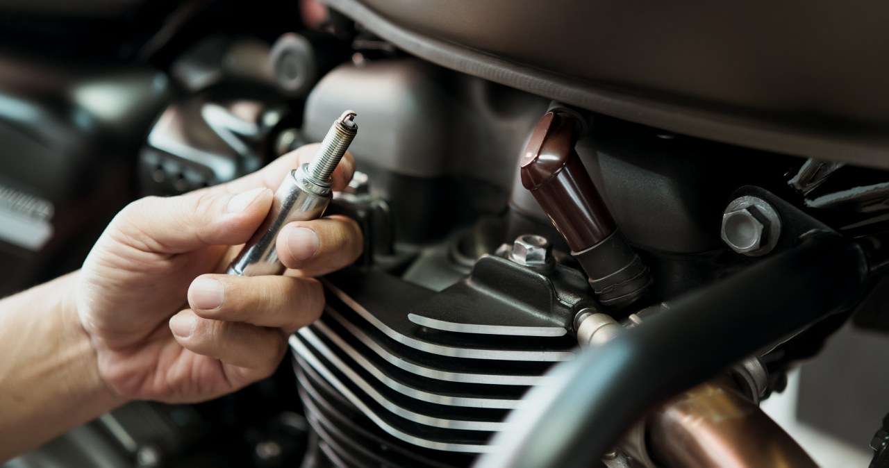 Kolor świecy zapłonowej powie prawdę o silniku. Wystarczy spojrzeć