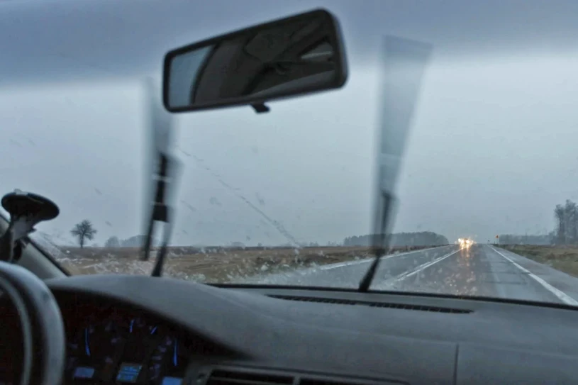 Jeśli w deszczu nie wyłączysz tego czujnika, czeka cię mandat. I słusznie