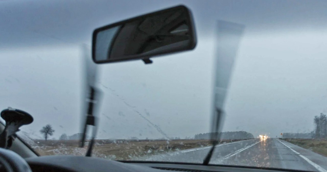 Jeśli w deszczu nie wyłączysz tego czujnika, czeka cię mandat. I słusznie