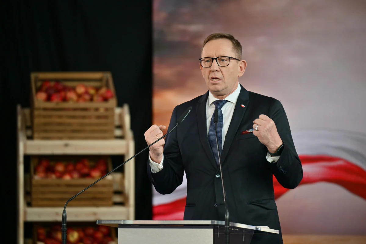 Po wewnętrznym postępowaniu wyjaśniającym były minister rolnictwa, poseł Prawa i Sprawiedliwości Robert Telus został odwieszony w prawach członka partii - poinformował we wtorek Rafał Bochenek, rzecznik PiS. Telus został zawieszony przez prezesa tej partii w październiku ub. roku w związku ze sprawą sprzedaży działki w Zabłotni - koniecznej do zrealizowania inwestycji kolejowej w ramach CPK, obecnie "Port Polska".