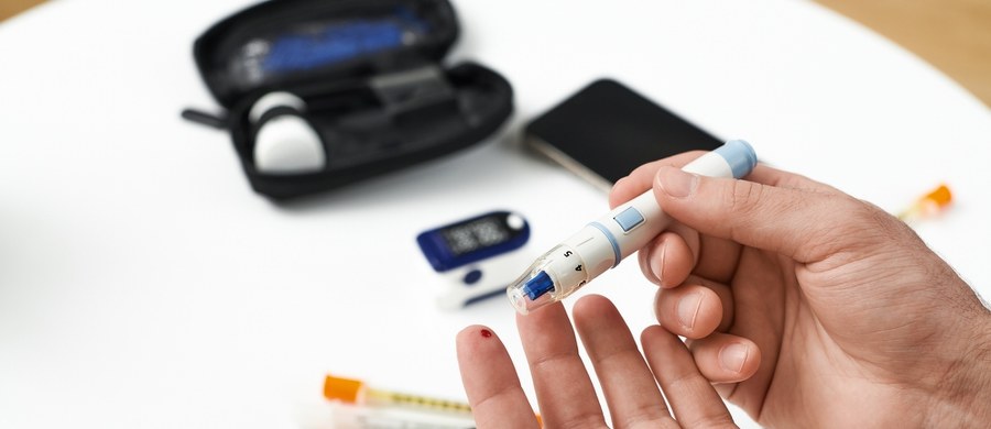 Cukrzyca typu 2 to choroba cywilizacyjna, przewlekła. „Pracujemy” na nią prowadząc latami nieprawidłowy styl życia. Istnieją uwarunkowania genetyczne, które zwiększają ryzyko wystąpienia cukrzycy typu 2. „Wydaje się jednak, że typ 2 cukrzycy nie istniałby, gdyby nie problem otyłości” – mówi w rozmowie z reporterką RMF FM Anną Kropaczek prof.  Michał Holecki internista, nefrolog, diabetolog , kierownik Katedry i Kliniki Chorób Wewnętrznych, Autoimmunologicznych i Diabetologii Śląskiego Uniwersytetu Medycznego w Uniwersyteckim Centrum Klinicznym im. prof. K. Gibińskiego w Katowicach. 