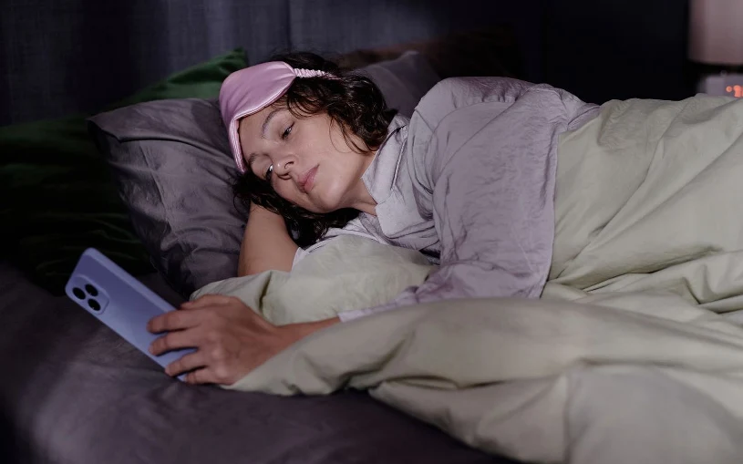 Nowa moda na lepszy sen. Lekarz ostrzega przed groźnymi błędami