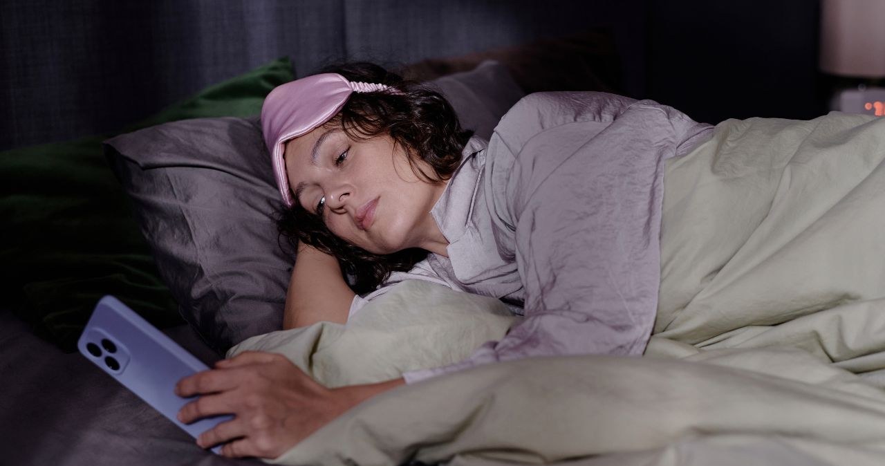 Nowa moda na lepszy sen. Lekarz ostrzega przed groźnymi błędami