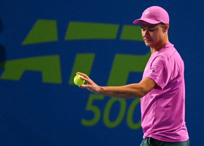 Trzy sety w meczu Majchrzaka. Nie będzie meczu z Hubertem Hurkaczem