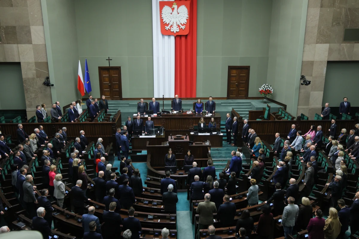 Na rozpoczynającym się w środę posiedzeniu Sejm przyjmie uchwałę, w której zadeklaruje uznanie wyboru kandydatów, których do Krajowej Rady Sądownictwa wskażą sędziowie. To odpowiedź na wyrażone kilka dni temu w stanowisku prezesów sądów apelacyjnych oczekiwanie zadeklarowania przez parlament, że zaakceptuje rekomendacje dokonane przy wyborze członków KRS przez sędziów.
