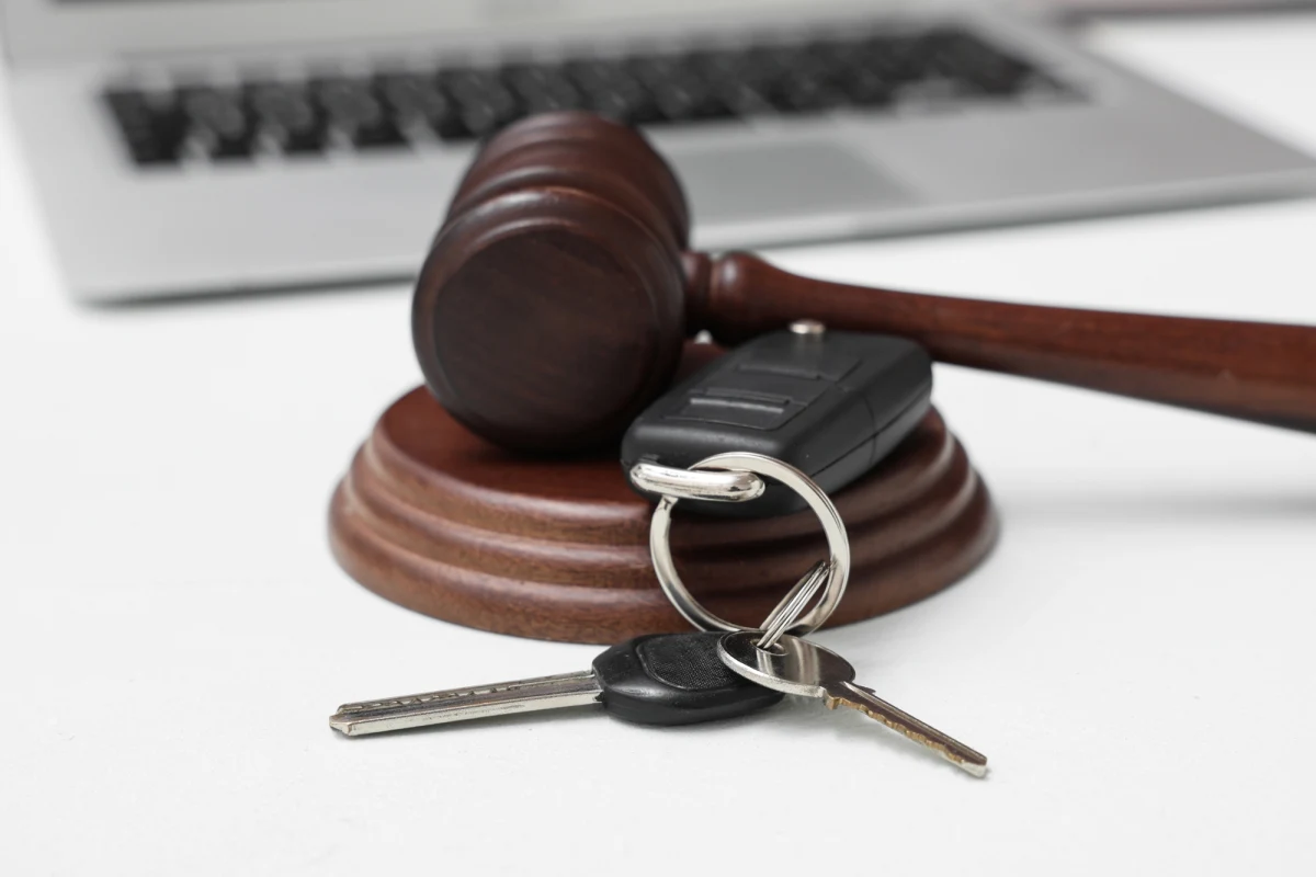 Rząd przyjął projekt nowelizacji ustawy, który przewiduje uruchomienie elektronicznej platformy do sprzedaży mienia dłużników podatkowych. Portal eLicytacje, prowadzony przez Krajową Administrację Skarbową, ma zapewnić większą przejrzystość, dostępność i bezpieczeństwo licytacji ruchomości oraz nieruchomości. Nowe przepisy mają wejść w życie już wkrótce, a start portalu planowany jest na 30 czerwca 2026 roku.