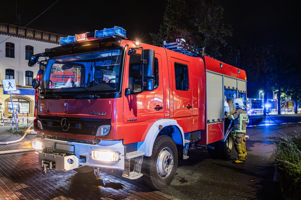 Ewakuacja ok. 400 osób. Pożar elewacji galerii w Płocku