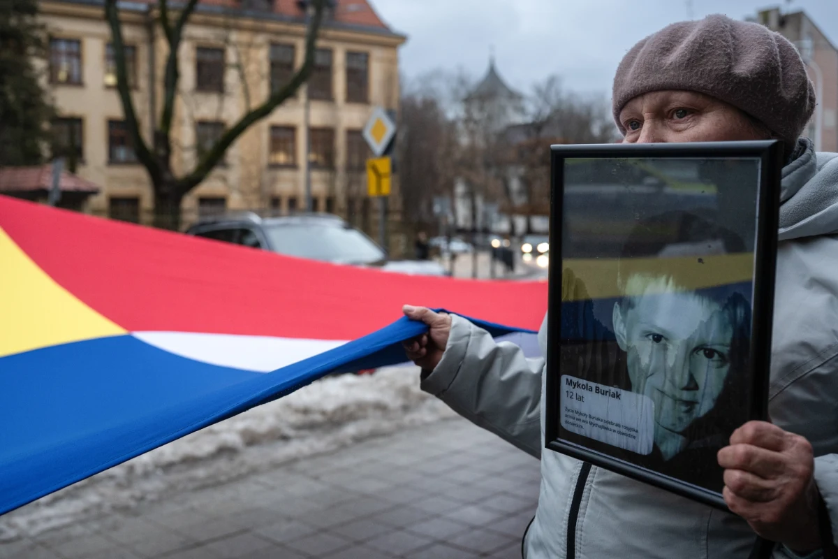 ​W wielu miastach Polski manifestowano dzisiaj solidarność z Ukraińcami, których kraj cztery lata temu został napadnięty przez Rosję. W Krakowie na Skwerze Wolnej Ukrainy demonstrowało kilkaset osób. W Lublinie na znak współpracy i solidarności rozwinięto 20-metrową flagę złożoną z połączonych ze sobą flag Polski i Ukrainy. W Gdańsku podpisano Deklarację Mariupolską. W Warszawie radni mazowieccy zdecydowali we wtorek o przeznaczeniu 3 mln zł na wsparcie dla mieszkańców obwodów kijowskiego i winnickiego.