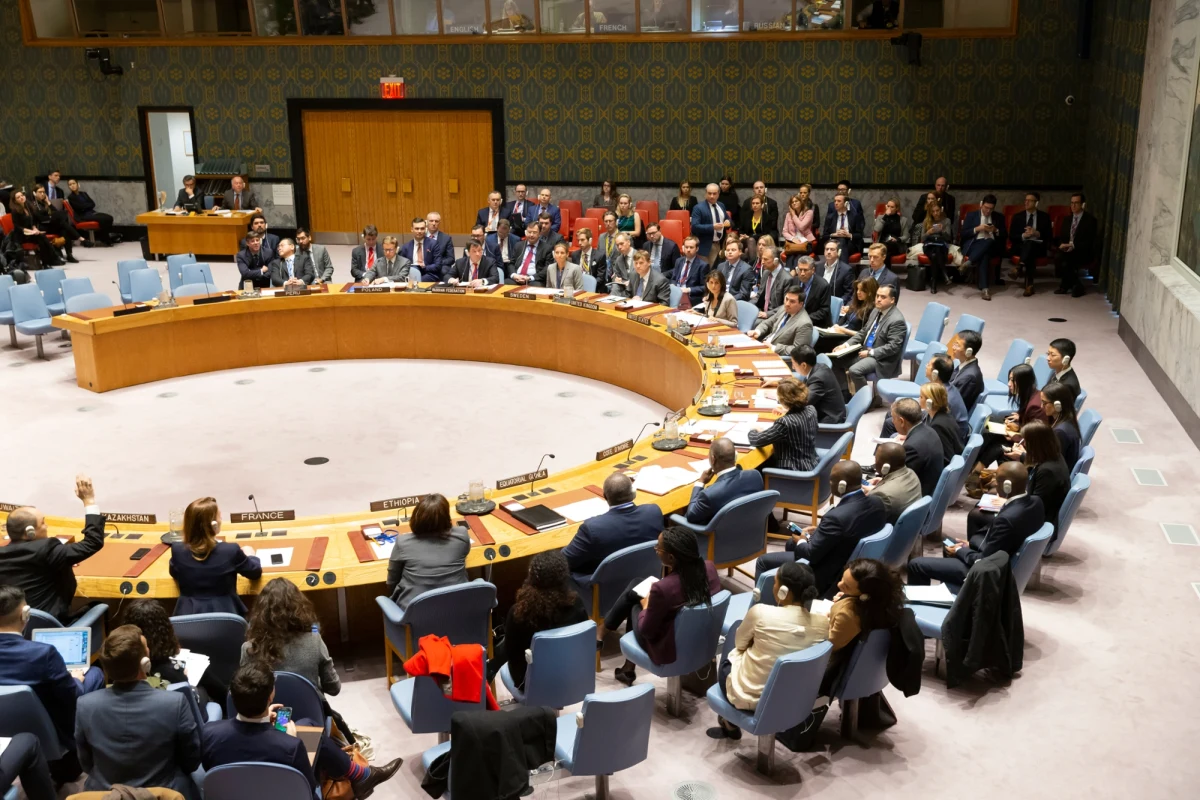 Zgromadzenie Ogólne ONZ przyjęło rezolucję wzywającą do natychmiastowego, całkowitego i bezwarunkowego rozejmu między Rosją a Ukrainą. Dokument podkreśla wsparcie dla suwerenności Ukrainy, apeluje o wymianę jeńców oraz powrót przymusowo przesiedlonych cywilów. Rezolucja została uchwalona większością głosów, jednak Stany Zjednoczone oraz kilkadziesiąt innych państw wstrzymały się od głosu, co wywołało szeroką dyskusję na arenie międzynarodowej.