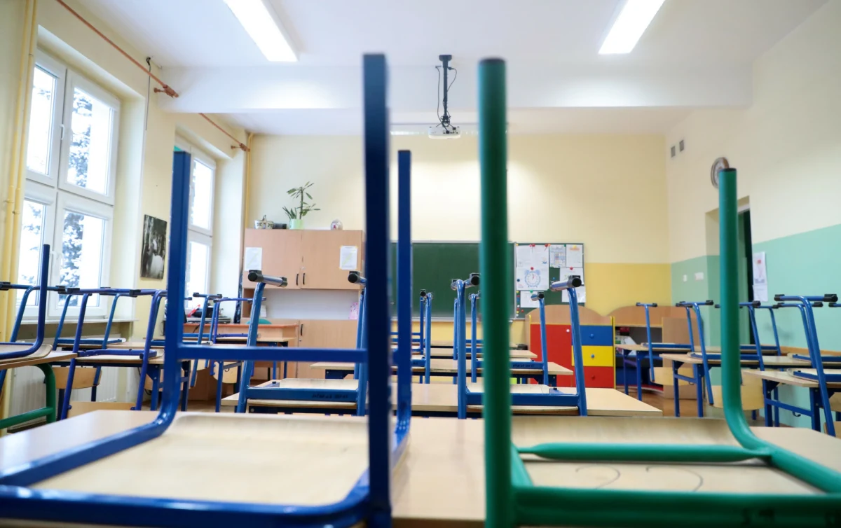 Do końca lutego samorządy mają podjąć decyzje w sprawie wygaszania lub likwidowania szkół. Do kuratoriów spływają wnioski o opinie w sprawie zmian. Zamykane mają być też przedszkola. Sprawą zajęli się dziennikarze RMF FM.