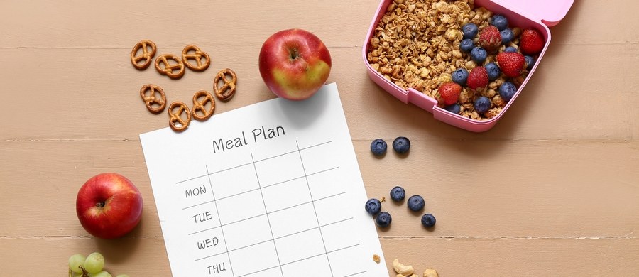 Niestety, nie ma jednej, uniwersalnej diety, dobrej dla wszystkich osób z cukrzycą. Jej skład powinien być zawsze ustalany indywidualnie, w zależności od konkretnych potrzeb i ograniczeń dotyczących danego pacjenta. Niemniej jednak, istnieją pewne ogólne zasady żywienia w cukrzycy, które zarówno osoby chore, jak też ich bliscy, powinni znać.