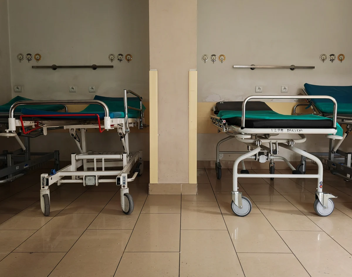 Szpital powiatowy w Bartoszycach (woj. warmińsko-mazurskie) to nie tylko największy pracodawca w okolicy, zatrudniający 600 osób. To przede wszystkim placówka, która każdego dnia dba o zdrowie i życie mieszkańców powiatów bartoszyckiego, braniewskiego, kętrzyńskiego i lidzbarskiego. Tymczasem dramatyczna sytuacja finansowa stawia pod znakiem zapytania dalsze funkcjonowanie tej kluczowej dla regionu instytucji. Zadłużenie sięga już 100 milionów złotych. Resort zdrowia zapewnia, że trwają prace nad rozwiązaniami, ale czas ucieka.