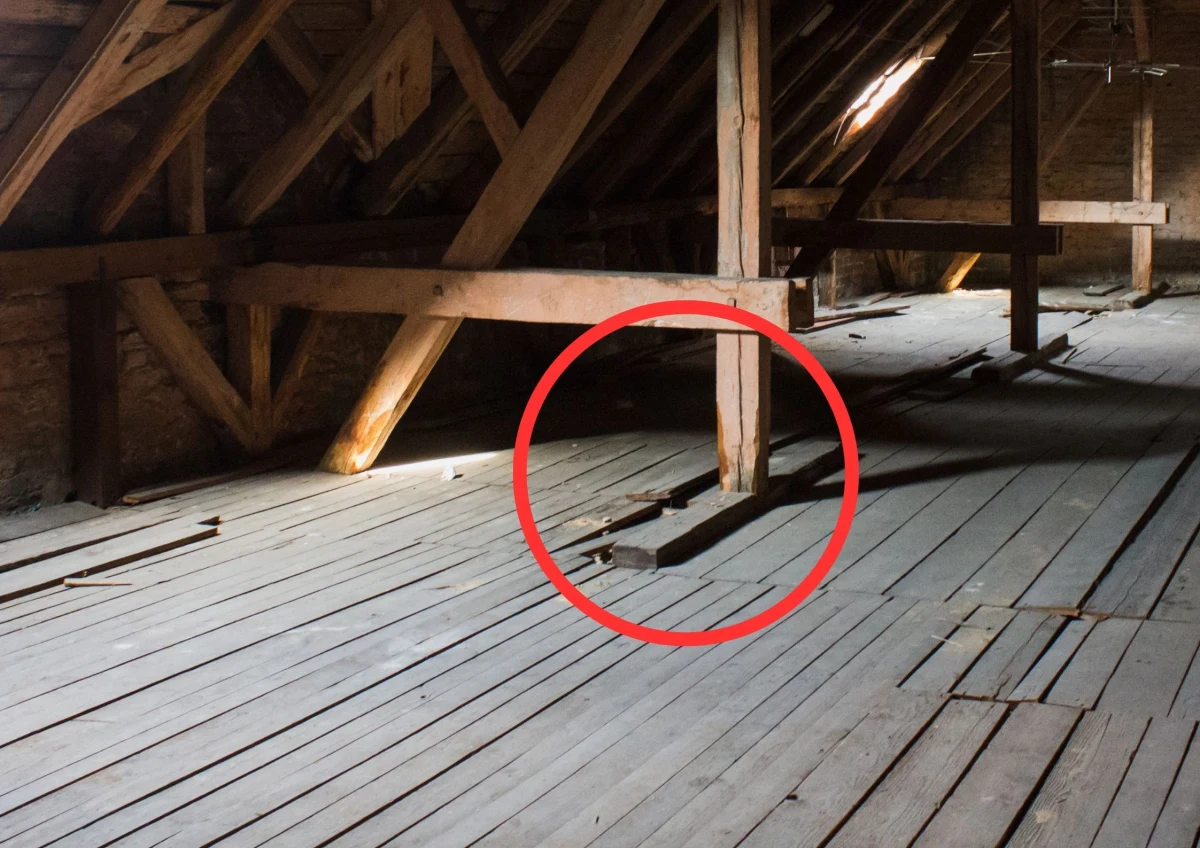 ​Mieszkańcy jednego z domów w Gliwicach dokonali niezwykłego odkrycia podczas remontu poddasza. W trakcie wymiany desek podłogowych natrafili na ukrytą broń palną z czasów I wojny światowej. O znalezisku natychmiast poinformowali policję. 