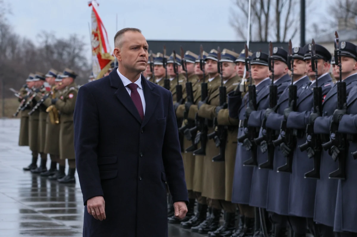 "Działalność Sił Zbrojnych RP musi być celowa i nie może być demonstracją polityczną żadnego środowiska politycznego" - powiedział w środę prezydent Karol Nawrocki. Podkreślił, że plany użycia sił zbrojnych muszą zakładać obronę każdej części obszaru RP. "Założenia i plany użycia sił zbrojnych muszą zakładać obronę każdej części obszaru Rzeczpospolitej. Perspektywa przeniesienia obrony w głąb kraju jest w moim uznaniu niedopuszczalna" - zaznaczył. 