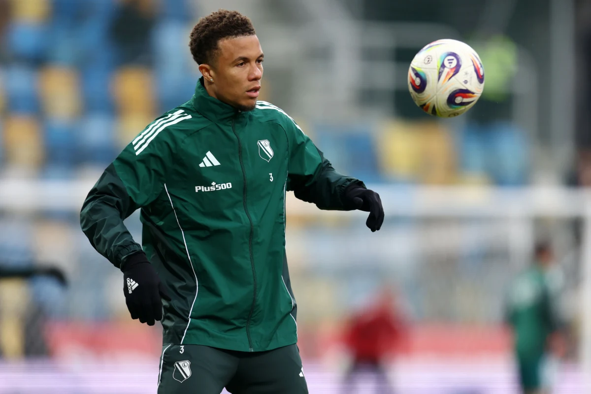 Steve Kapuadi pożegnał się z warszawską Legią, ale nie z polską Ekstraklasą. Obrońca reprezentacji Demokratycznej Republiki Konga zasilił ekipę Widzewa Łódź.