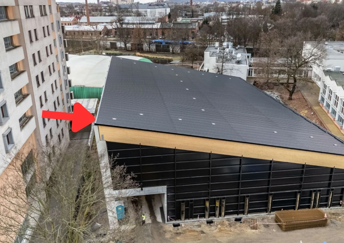 W Krakowie przy ul. Kordylewskiego (dzielnica Grzegórzki) hala lodowiska powstała tuż przed oknami bloku mieszkalnego. Budynek znajduje się w takiej bliskości, że mieszkańcy niższych pięter zostali niemal odcięci od światła. Co ciekawe, mamy tu do czynienia nie z inwestycją deweloperską, a publiczną. O sprawie jako pierwsza napisała "Gazeta Krakowska".