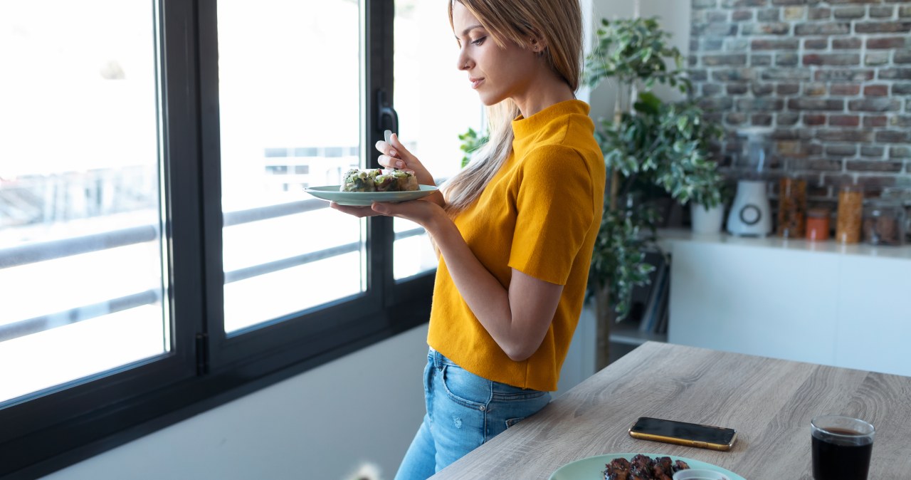 "Szósty zmysł" przy stole? Naukowcy odkryli, iż pozycja ciała zmienia smak jedzenia